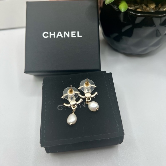 CHANEL Pink Pearl Crystal CC Dangle Earrings - Picture 4 of 9